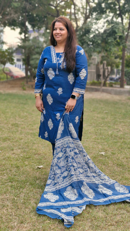 Exquisite three-piece teal blue suit,